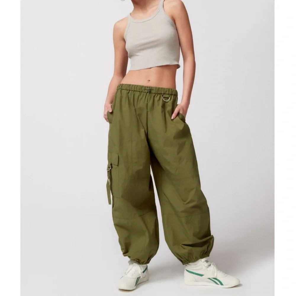 urban outfitters jana nylon balloon cargo pant - Picture 6 of 9